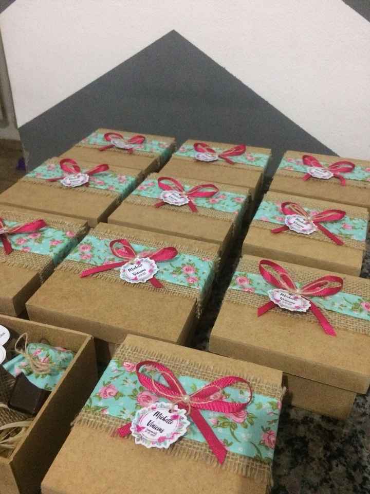 Fiz caixas maiores para convidar casais e menores para padrinhos solteiros.