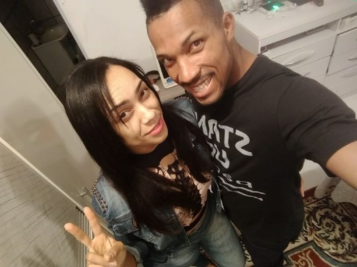 Uma foto que descreva o casal. - 1