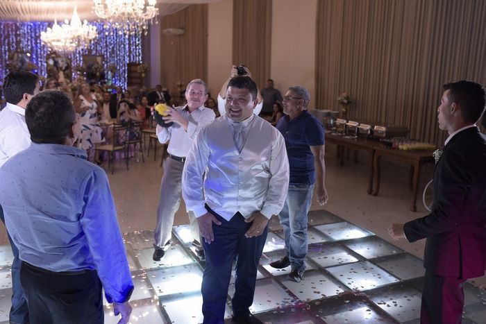 Musica rolando, quando a musica parasse , a bomba ficava com solteiro.. próximo casadinho...