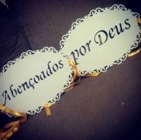 Placas para as cadeiras dos noivos