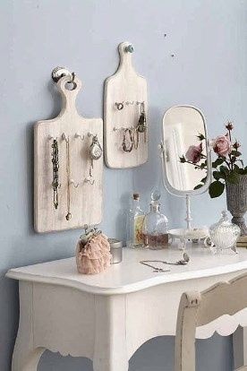 Tábuas lixadas e pintadas viram porta biju