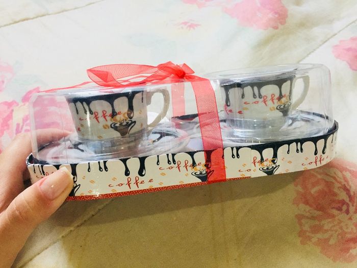 Esse par de xícaras que ganhamos da avó do noivo. Muito fofo!