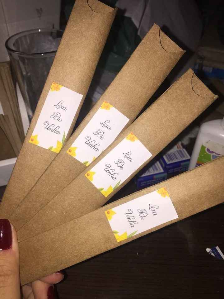 ENVELOPES PARA AS LIXAS- Se na empolgação da festa alguma convidada sofra com a lasquinha de uma das