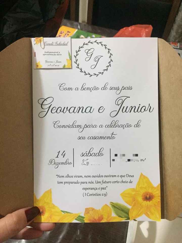 Ele aberto com os convites individuais e tags de presente preso com um clips dourado, daqueles peque