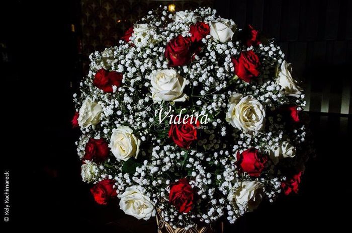 Arranjos florais com rosas vermelhas, brancas e mosquitinhos