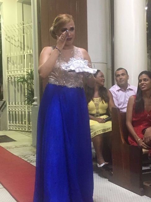MINHA FILHA ENTRANDO EMOCIONADA COM AS ALIANÇAS...