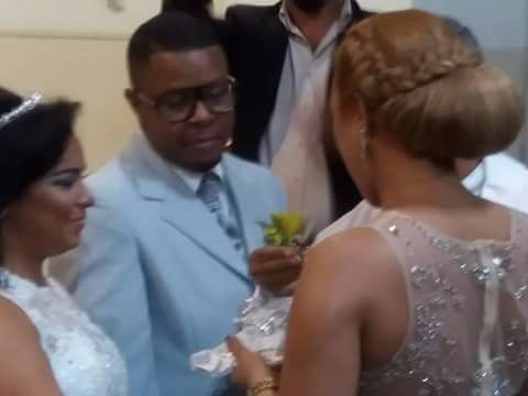 RECEBENDO AS ALIANÇAS..