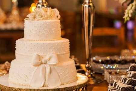 Bolo de casamento com pérolas