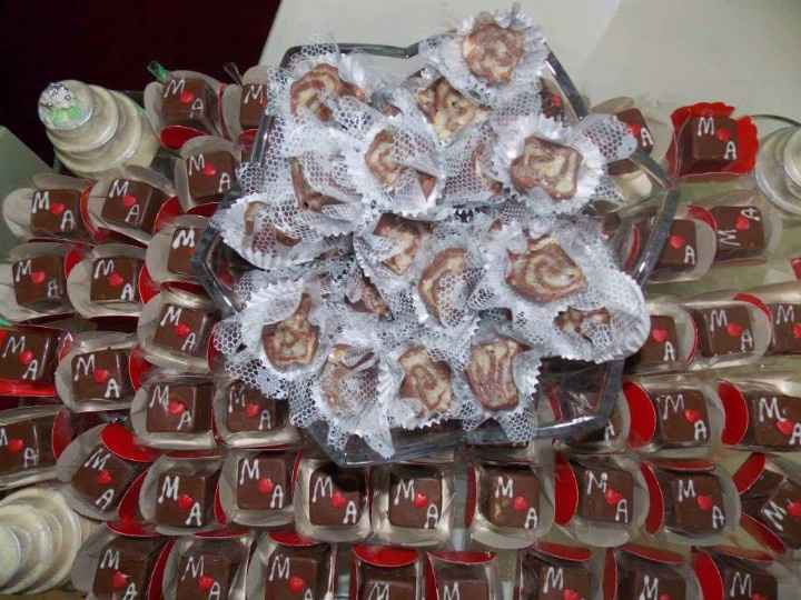 Mini rocambole e bombons de chocolate com nossas iniciais