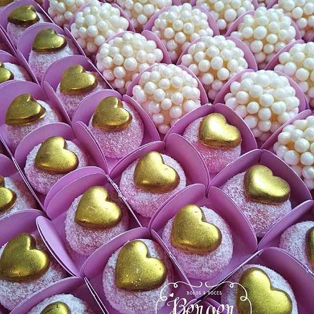 Olha que lindo esses. Provavelmente é um brigadeiro bicho de pé com um coração de chocolate e o outr