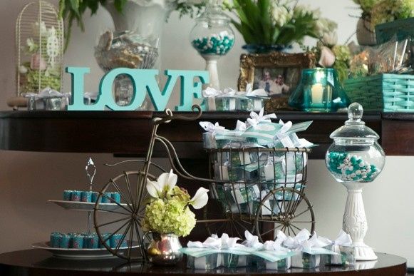 Mesa do bolo, com detalhes azul tifanny