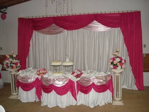 mesa com toalhas detalhadas pink e branco