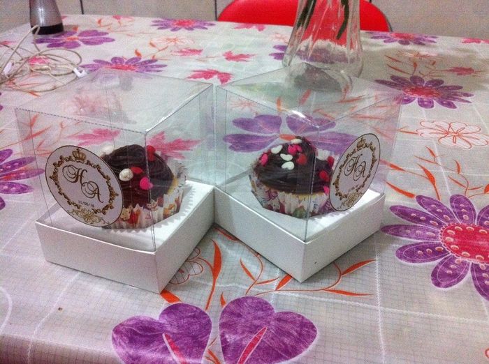 Caixinhas personalizadas com adesivo personalizado com as iniciais  do casal e brasão para tornar ma