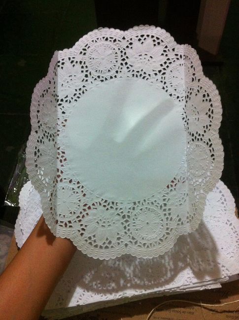 Doilies, toalhas de papel rendadas, comprei pela internet na medida de 27cm para abraçar o convite e