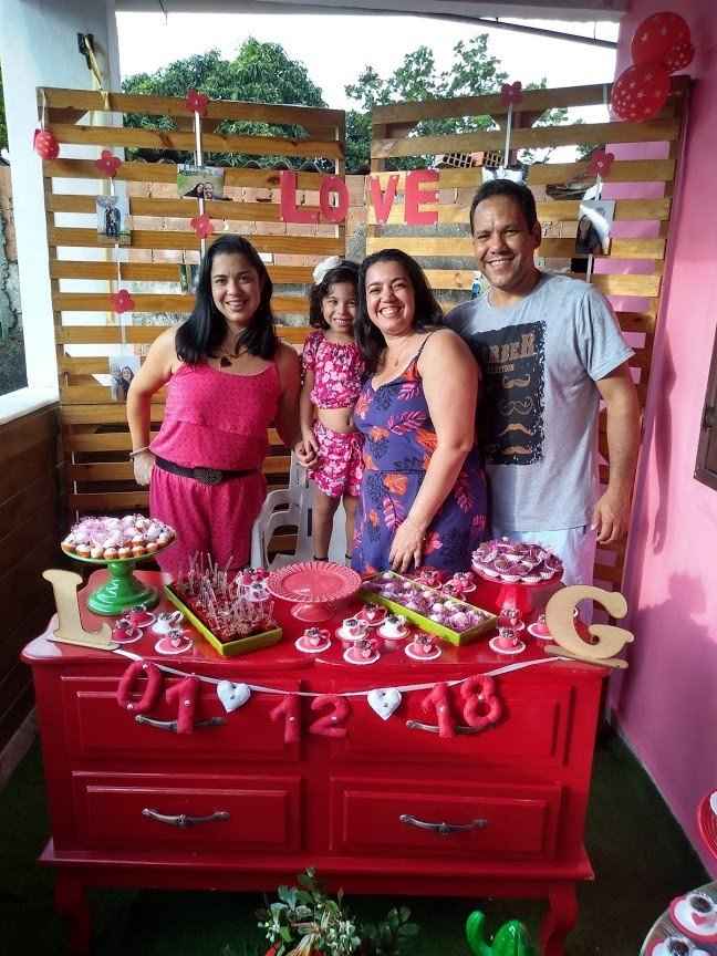 Irmã e sobrinha.