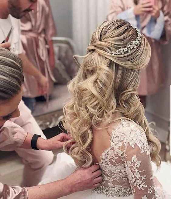 Penteado: Cabelo solto ou semi-preso. - 4