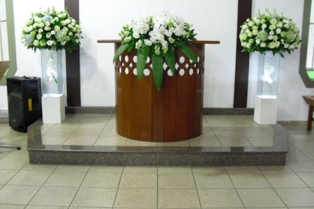 pulpito flores brancas