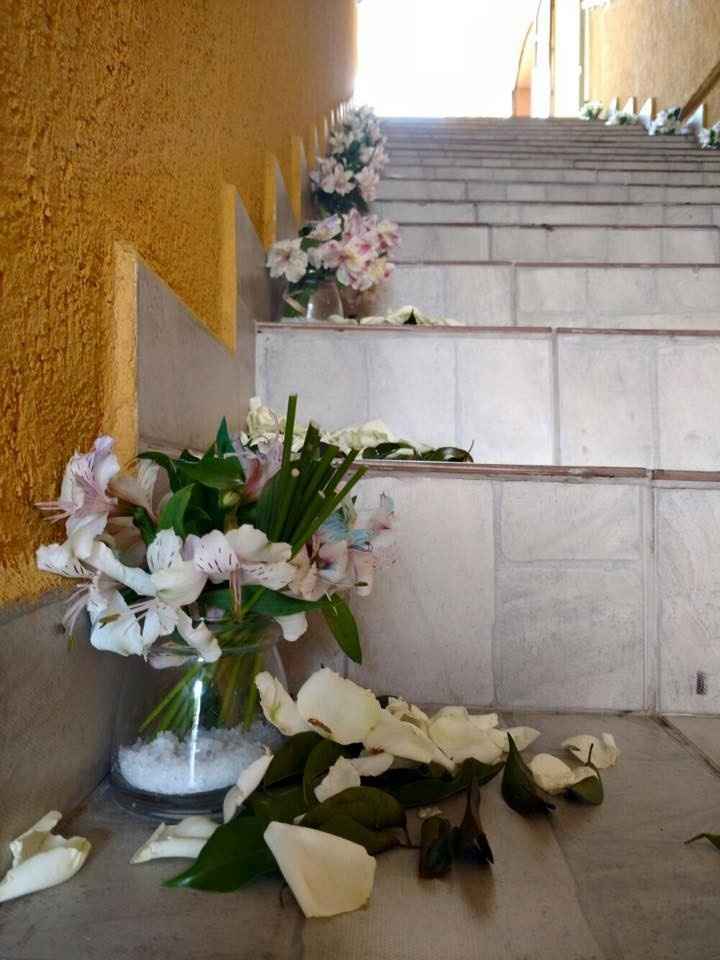 escadaria com velas e flores -entrada do Buffet
