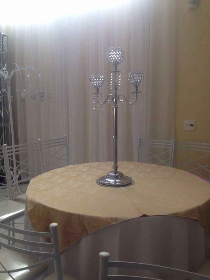 Toalha dourada + candelabro para centro de mesa