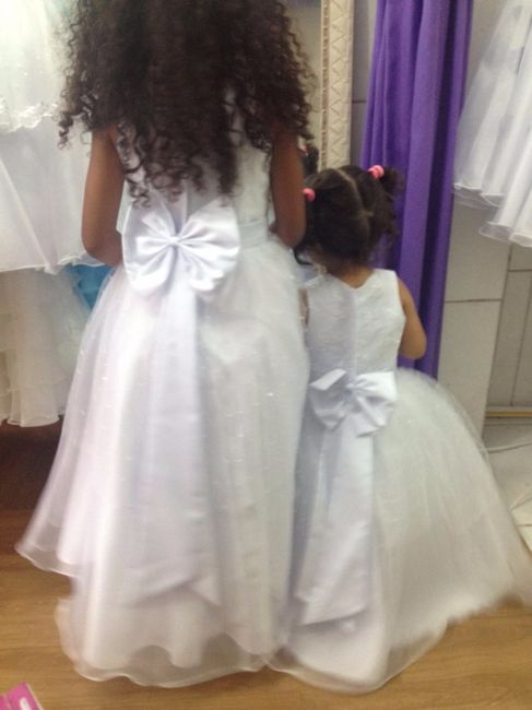 Parte das costas do vestido de daminhas