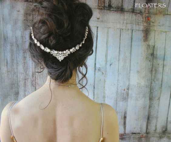 Pra quem pensa em um penteado preso, adorei o detalhe na parte de trás