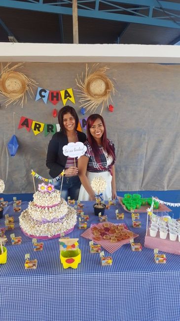 Mesa com comidas e doces tipicos