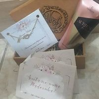 Madrinhas Solteiras: Pulseira personalizada, creme de mão,  convites e manuais! 