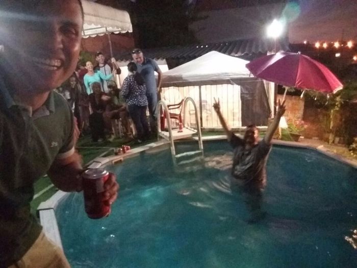 olha cara do amigo do noivo tirando saro, o noivo foi jogado na piscina