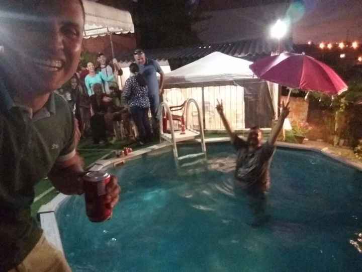 olha cara do amigo do noivo tirando saro, o noivo foi jogado na piscina