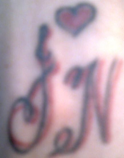 Tatoo com as iniciais das gêmeas