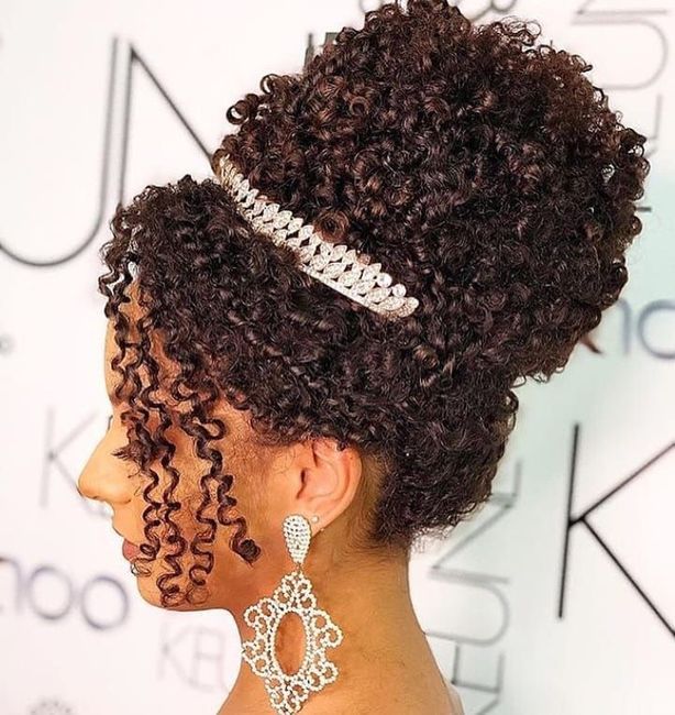 Penteado de noiva cacheada 8