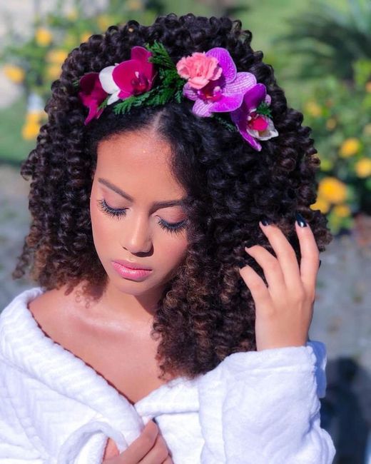 Penteado de noiva cacheada 10