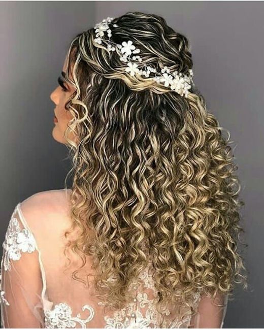 Penteado de noiva cacheada 11
