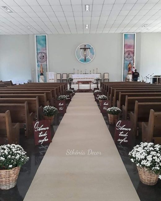 Vou me casar na igreja católica (foto) em uma igreja super lindinha. e pretendo não decorar (apenas colocar um tapete e talvez dois arranjos) nada mai 2