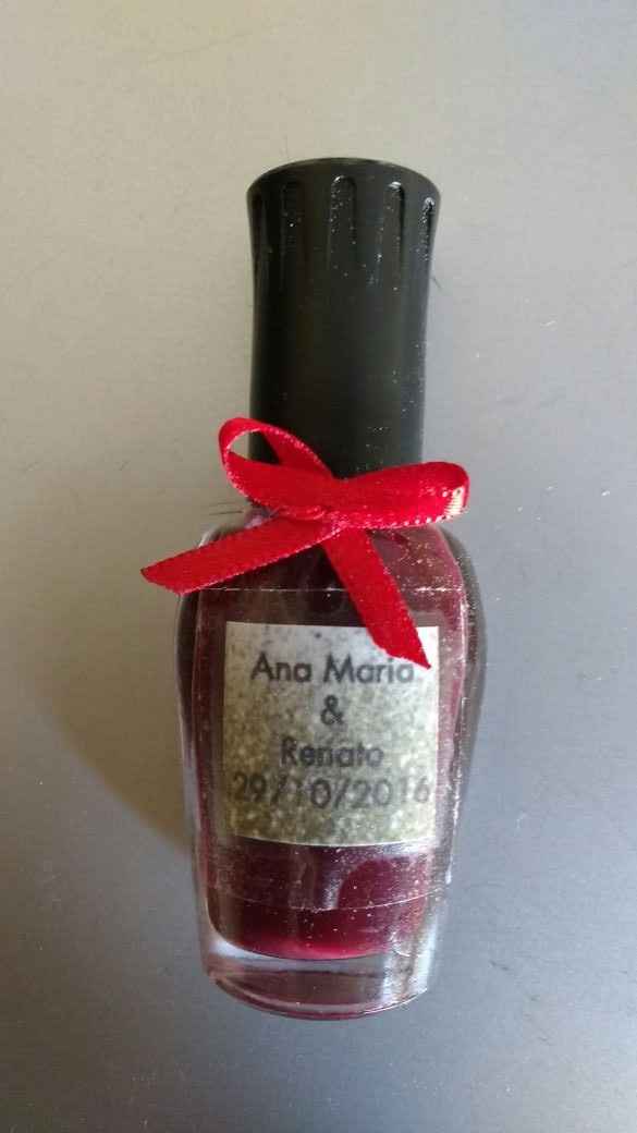 esmalte indicando a cor do vestido