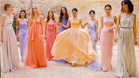 Madrinhas com vestidos em tons pastéis