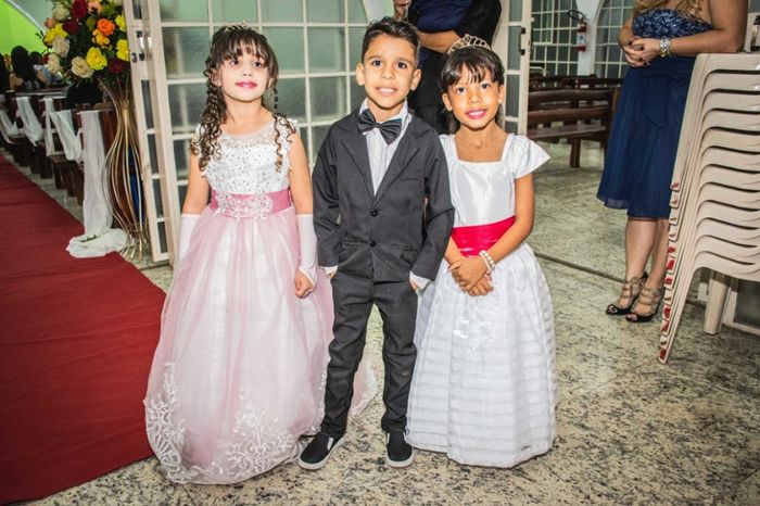 Os vestidos das daminhas ficaram bem diferentes, mas por fim, não liguei mais ... rs