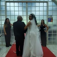 cabelo longo no penteado.