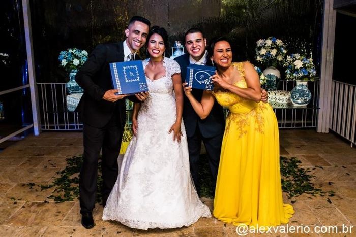 Meus irmãos com as caixas