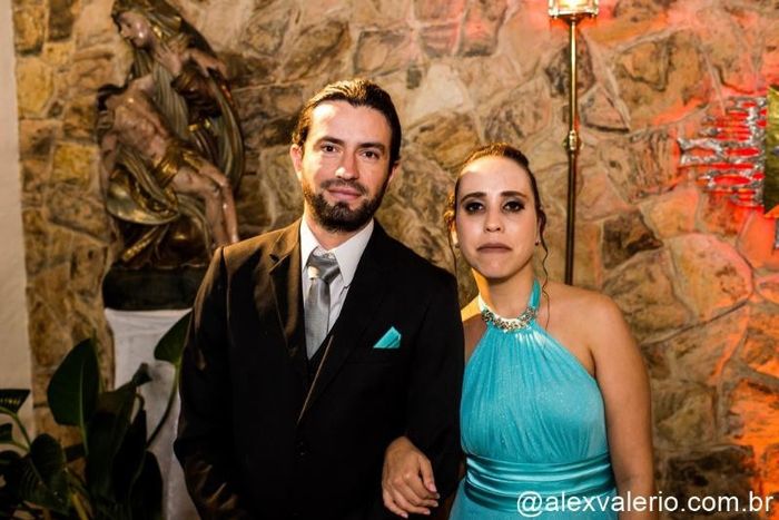 Padrinho com o lenço na cor do vestido da madrinha