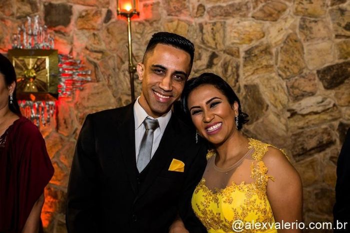 Padrinho com o lenço na cor do vestido da madrinha