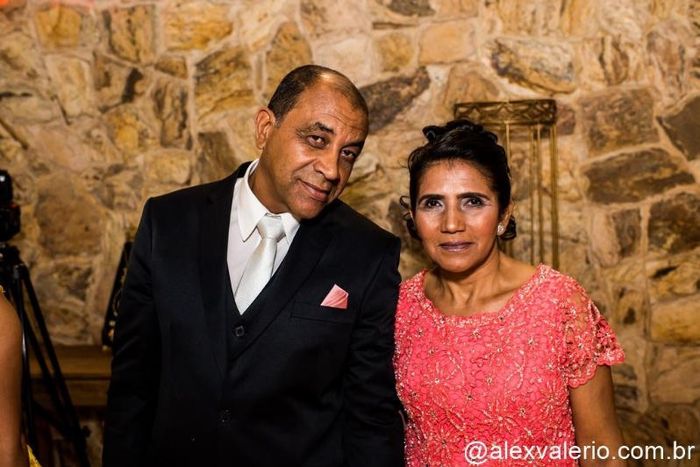 Padrinho com o lenço na cor do vestido da madrinha