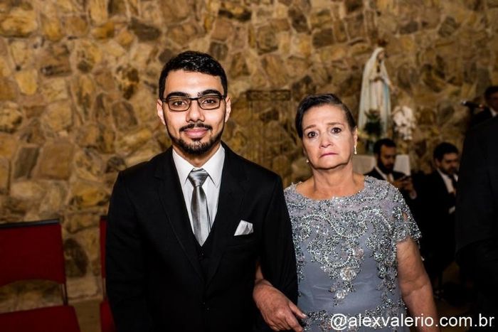 Padrinho com o lenço na cor do vestido da madrinha