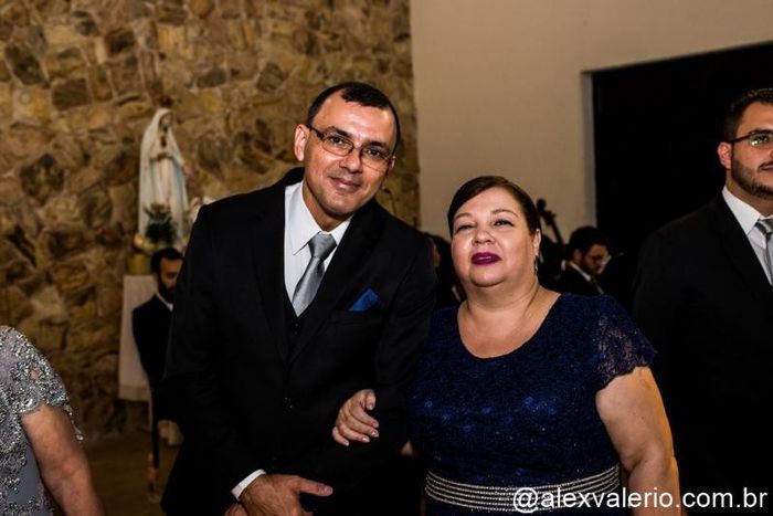 Padrinho com o lenço na cor do vestido da madrinha
