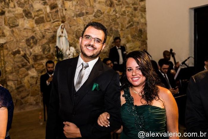 Padrinho com o lenço na cor do vestido da madrinha