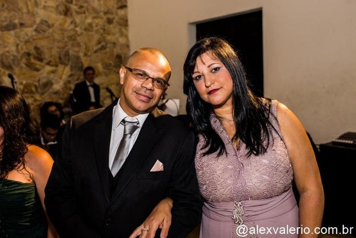 Padrinho com o lenço na cor do vestido da madrinha