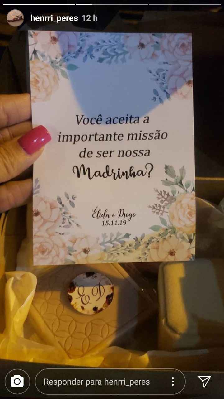 Caixinha da Madrinha que ia com um sabonete feminino e um par de brincos.