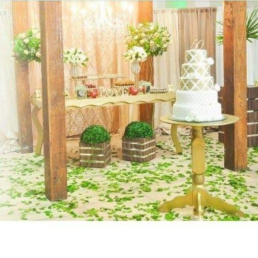 Será essa decoração, porém com flor branca e azul!