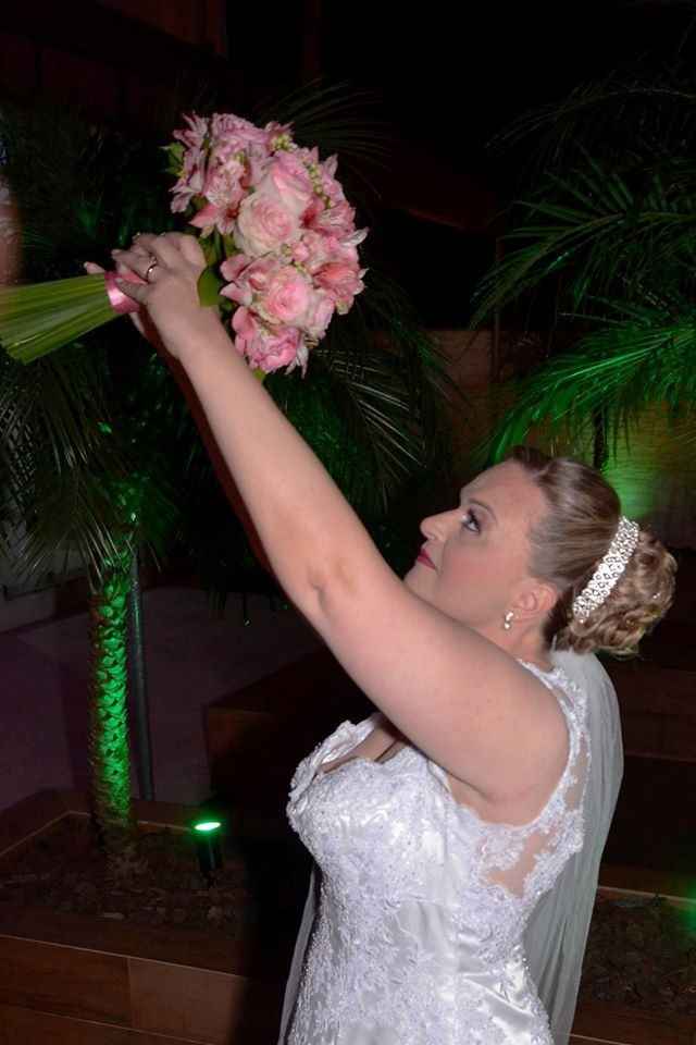 Olhando para o buquê....