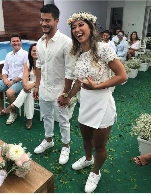 Mayra Cardi se casa de minisaia, cropped e tênis com Arthur Aguiar 3